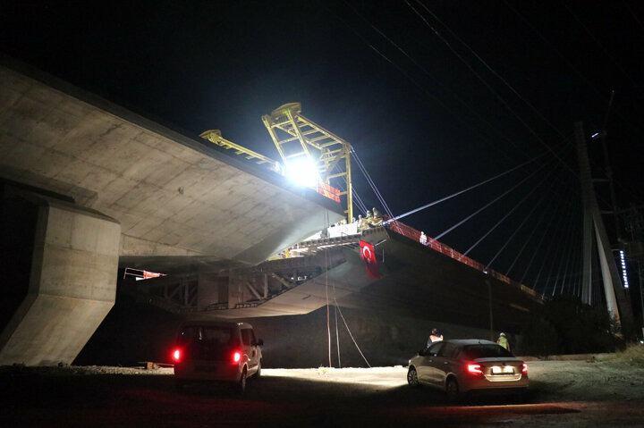 <p>Tamamı yerli teknoloji, yerli mühendislik ve iş gücüyle yapılan gergin eğik askılı tipte, 660 metre uzunluğunda ve 23 metre genişliğindeki modern köprünün orta açıklığını oluşturan 48 ton ve 344 ton arasında değişen 25 (380 metre) çelik segmentten 6 metrelik son segmentin de montajı yapıldı.</p>

<p> </p>
