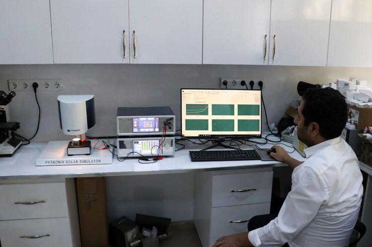 <p>Yenilenebilir enerjide en büyük potansiyelin güneş enerjisi olduğunu, bu bakımdan güneş enerjisinden maksimum verimlilikte faydalanabilmek amacıyla üretilen güneş pillerinin geliştirilmesinde solar simülatör cihazına ihtiyaç duyulduğunu ifade eden Yakuphanoğlu, 3 yıl önce "ilk solar simülatör cihazı"nı ürettiklerini anımsattı.</p>