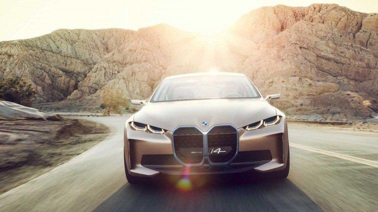 <p>Elektrikli bir model olmasına ve soğutmaya ihtiyaç duymamasına rağmen büyük böbrek ızgaralardan vazgeçilmemiş. Bunun en büyük sebebi ise BMW'nin bu alana sürüşe yardımcı sistemlerin sensörlerinin yerleştirilmesi.</p>
