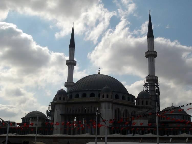 <p>Taksim'de yapımı devam eden cami inşaatında son olarak şerefelerin tamamlanması ve iskelelerin kaldırılmasıyla cami ve minare tamamen ortaya çıktı. Yıl sonunda ibadete açılması için çalışmaları tüm hızıyla süren camii inşaatındaki son durum havadan görüntülendi.</p>