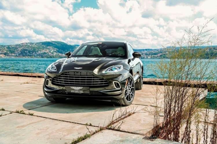 <p><span style="color:#FF8C00"><strong>ASTON MARTIN’İN İLK ‘SUV’U</strong></span></p>
<p>İngiliz lüks spor otomobil üreticisi Aston Martin, tarihinde ilk kez ürettiği SUV modeli DBX 'i tanıttı.</p>