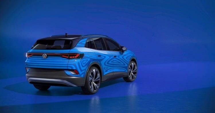 <p>ID.4, dünyanın en hızlı gelişim gösteren segmenti olarak kabul edilen kompakt SUV kategorisinde, çevreye zarar vermeden üretilip kullanılacak ilk model olacak. Modüler elektrik platformu (MEB) temelinde geliştirilen ID.4’ün 2020 yılında Avrupa’da satışa sunulması hedefleniyor.</p>
<p>Uzun bir aks mesafesine sahip otomobilin iç mekânı oldukça geniş bir alan sunuyor. ID.4 elektrikli dört tekerlekten çekişli sürüş seçeneğiyle dikkat çekerken, yüksek voltajlı bataryası ve mükemmel aerodinamiği sayesinde 500 kilometreye kadar (WLTP) sürüş menzili sunabiliyor.</p>