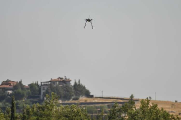 <p><strong>Drone teknolojisinde Türkiye'nin öncü şirketi yarışmayı sahiplendi</strong><br />
<br />
STM Genel Müdürü Özgür Güleryüz, AA muhabirine yaptığı açıklamada, şirketin ana faaliyet alanlarından birinin otonom sistemler olduğunu belirterek, Türkiye'de mini ve orta boy otonom sistemlerde öncü rol üstlendiklerini söyledi.</p>