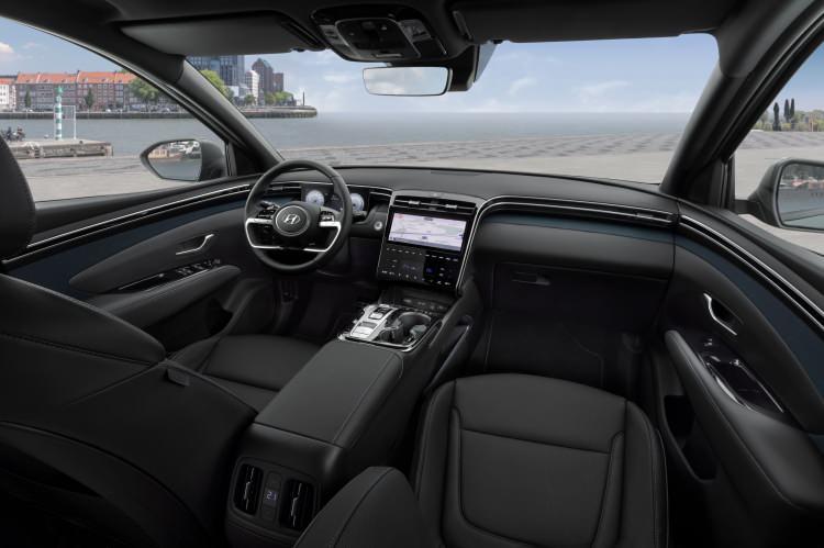 <p>Önümüzdeki yıl satışa çıkması beklenen dördüncü nesil Tucson, hem dış hem de iç tasarımı ile yerini aldığı modelden ayrılıyor.</p>
<p>Yeni Elantra'dakine benzer bir ön ızgaraya kavuşan araç, agresif tasarımı ile dikkat çekiyor. </p>