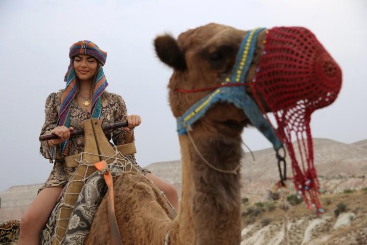 <p>Kapadokya'da yaklaşık 3 yıldır develerle gezi düzenleyen turizmci Kemal Güntaş da dünyanın başka bir yerinde olmayan ilginç kaya oluşumlarıyla kaplı geniş coğrafyada düzenledikleri etkinliğe ilginin yüksek olduğunu ifade etti.</p>