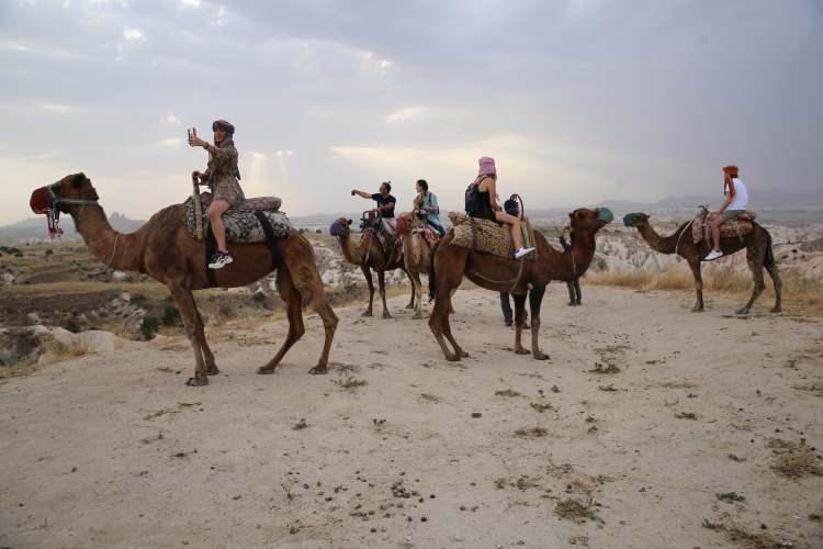 <p>Kapadokya'daki turistik alanları herkesin mutlaka görmesi gerektiğini vurgulayan Kassar, "İki gündür Kapadokya'dayım ve bugüne kadar turistik gezi yaptığım en güzel yerlerden biri burası oldu. Kapadokya inanılmaz güzellikte harika bir yer. Deve ile gezinti yapmak da heyecan verici, burada herşey çok güzel." dedi.</p>