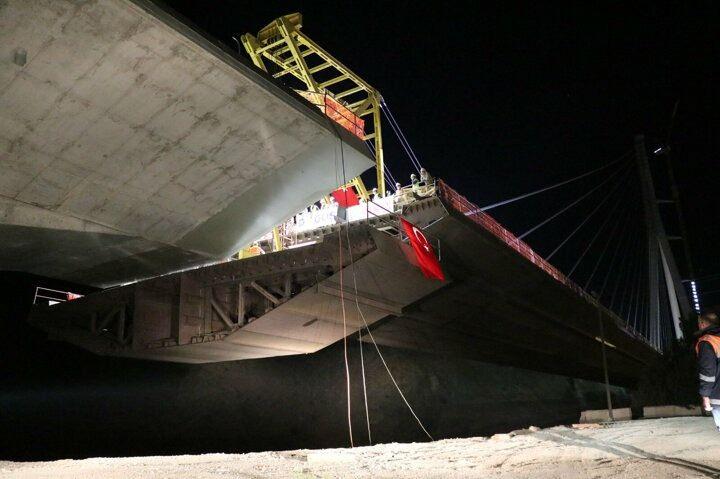 <p>Ayrıca mevcut güzergahtaki virajlı yollar devre dışı bırakılarak, trafik güvenliği daha da arttırılmış olacak.</p>

<p> </p>
