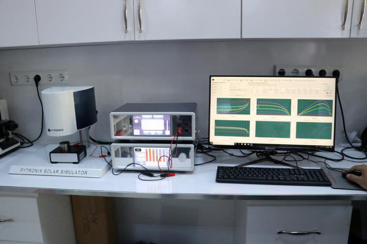<p>"O yıllarda ürettiğimiz cihaz herhangi bir güneş pilinin elektriksel özelliklerinin testini manuel olarak yapıyordu ve özellikleri mevcut piyasada bulunan cihazlarla aynıydı." diyen Yakuphanoğlu, daha sonra bunun performansını artırmak amacıyla yeni teknik özellikler cihaza kazandırarak tam otomatik analiz yapabilen solar simülatörü yaptıklarını bildirdi.</p>