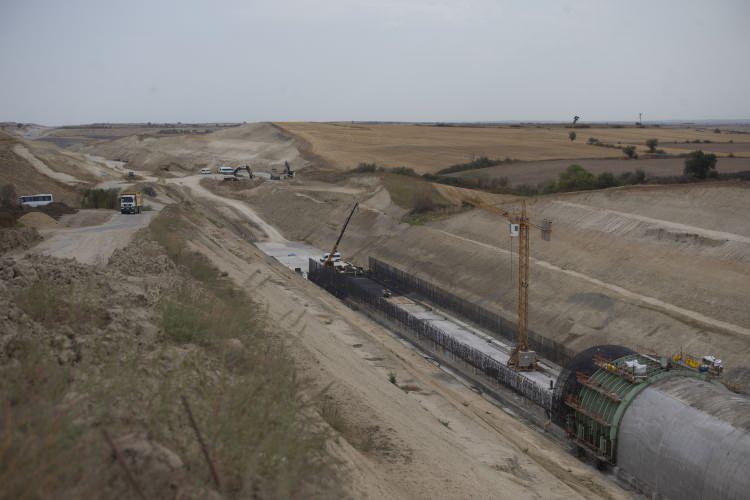 <p>Avrupa ülkeleriyle yüksek standartlı demir yolu bağlantısını sağlayacak, Çerkezköy-Kapıkule ve Halkalı-Çerkezköy demir yolu kesimlerinden oluşan Halkalı-Kapıkule demir yolu hattı yapımında yüzde 20'lik ilerleme sağlandı.</p>

<p> </p>
