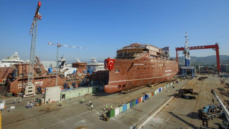 <p>Operasyonda her biri 6 bin 200 ton olan iki gemiyi yüzer havuza taşıdık. Kaldırma işleminde 9 bin ton kaldırma kapasitesine sahip 200 aks üzerinde 1600 lastikle bu operasyonumuzu tamamladık. Böylelikle iki dev gemimizi de sorunsuz şekilde suya indirmiş olduk" dedi.</p>
<p> </p>