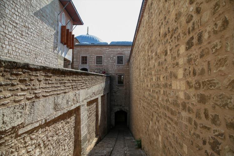 <p>Açıkça çıkamadıkları için saraydan böyle bir gizli yol yapmışlar” dedi.</p>