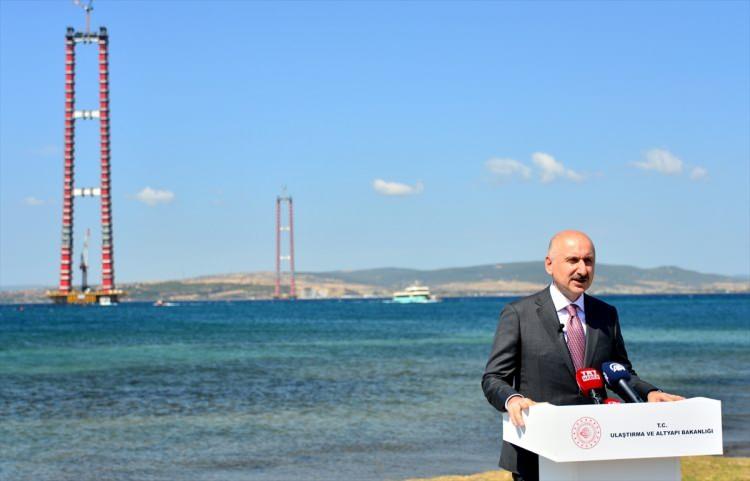 <p>Arkaşlarımızla, çalışanlarımızla birlikte oluyoruz. Onlara güç, moral, motivasyon veriyoruz. İnşallah hedefimiz 2022'nin 18 Mart'ında bu köprüyü vatandaşımızın hizmetine sunmak. Şuanda biz Anadolu Yakası tarafındaki ayak üzerindeyiz. Karşıda diğer köprü ayağı görünüyor. Kedi yolları için kılavuz halatlarımız çekildi. Yakında kedi yolları yapılacak. Ana halatlar çekildikten sonra tabliyelerin montajına başlayacağız" dedi.</p>