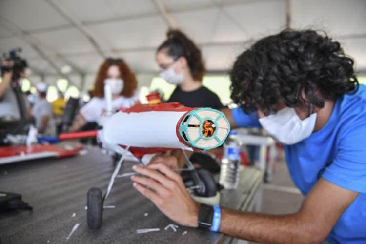 <p>TÜBİTAK Başkanı Prof. Dr. Hasan Mandal, Uzay ve Teknoloji Festivali TEKNOFEST'de seviyeyi her sene artırdıklarını belirterek, "TEKNOFEST amacına emin adımlarla gidiyor ama her yıl çıtayı artırmaya devam edeceğiz." dedi.</p>
<p> </p>