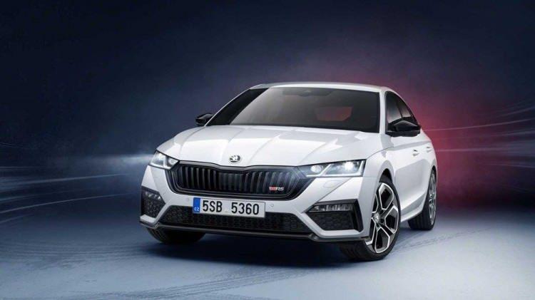 <p><span style="color:#FF8C00"><strong>SKODA'NIN İLK ELEKTRİKLİ RS MODELİ</strong></span></p>
<p>Skoda Octavia RS iV örtüsünü kaldırdı. iV takısı, plug-in hibrit güç ünitesini işaret ediyor ve Octavia RS iV, markanın ilk performanslı plug-in hibrit modeli. </p>
