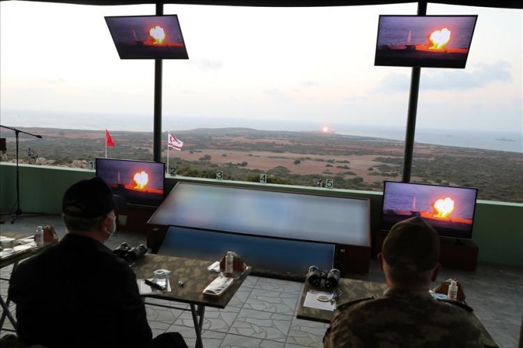 <p>Deniz topçusu tarafından işaretli hedeflerin tam isabetle vurulması sonrasında ATAK helikopterlerinin eşliğinde hava hücum harekatı gerçekleştirildi. Harekat kapsamında komandolar helikopterlerle tatbikat alanına indirildi. Komandoların tespit ettiği hedeflerin savaş uçakları tarafından ateş altına alındığı tatbikatta İHA'lar da görev aldı.</p>
<p> </p>