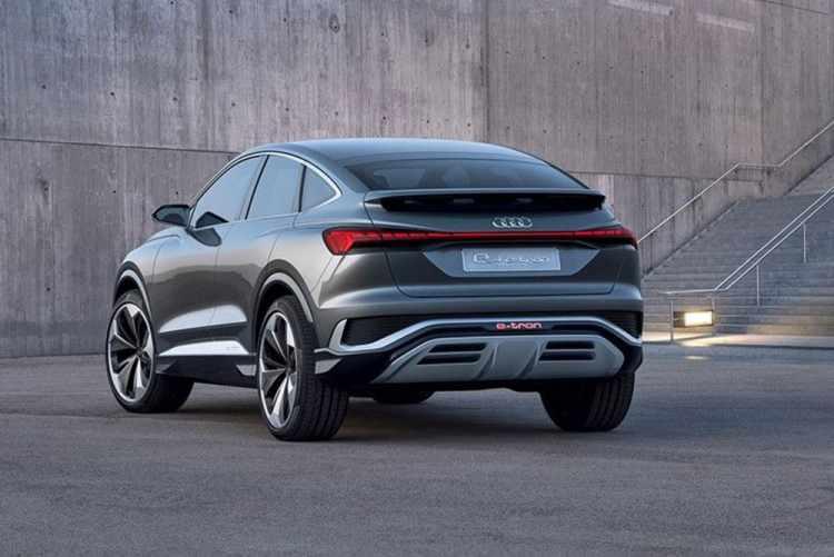 <p>Q4 e-tron Sportback gücünü 82 kWh kapasiteli bataryanın beslediği iki elektrik motorundan alıyor. Motorlardan arkada olan 150 kW (204 bg) güç önde yer alan ise 75 kW (102 bg) güç üretiyor. Toplamda 306 bg güç sunan Q4 e-tron Sportback 0'dan 100 kilometre hıza 6.3 saniyede ulaşıyor. Aracın en fazla yapabildiği hız ise 180 km/h hızla ilerleyebilecek.</p>
<p>450 km menzil sunan Q4 e-tron Sportback'in sunacağı en yüksek kapasiteli şarj imkanı ise 125 kW. Aracın bataryası boş halden yüzde 80 doluluğa ulaşması sadece 30 dakika sürecek.</p>