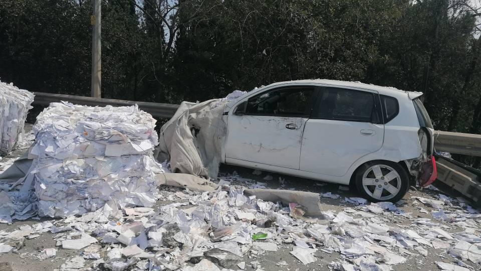 <p>Kaza öğle saatlerinde, Gebze Eskihisar feribot iskelesi yolu üzerinde meydana geldi. Hamit Kapısız idaresindeki 34 BRF 42 plakalı kağıt yüklü kamyon iddiaya göre yokuş aşağı inerken frenleri boşaldı. </p>