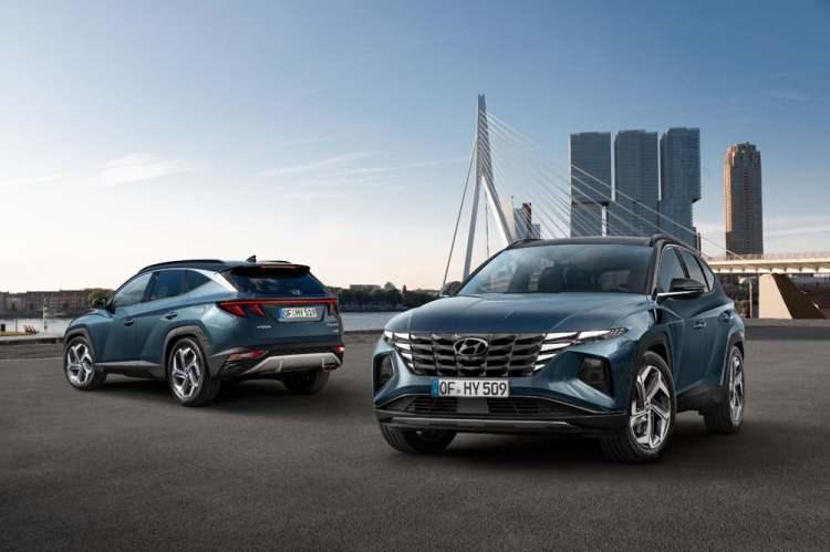 <p><span style="color:#FF8C00"><strong>YENİ HYUNDAİ TUCSON</strong></span></p>
<p>Koreli üretici Hyundai'nin kompakt SUV modeli Tucson yenilendi. Hem farklı tasarımı hem de daha fazla teknolojik özelliği ile dikkat çeken otomobil, artık iki gövde seçeneği ile tercih edilebilecek. </p>