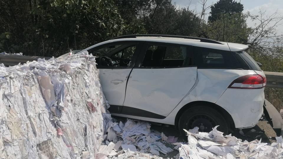 <p>Devrilen kamyon yoldan çekilirken, yola saçılan kağıtların temizlenmesinin ardından yol ulaşıma açıldı. Kazayla ilgili soruşturma başlatıldı.</p>