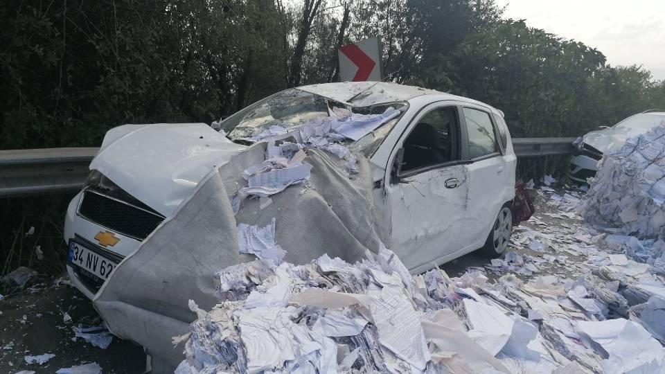 <p>Sürücü Hamit Kapısız, feribota girmek için sırada bekleyen araçlara çarpmamak için aracı yol kenarında park halinde bulunan araçların üzerine sürdü. Araç devrilirken, kasasındaki hurda kağıtlar dağıldı. Kazada, park halindeki 9 araç gördü.</p>

<p> </p>
