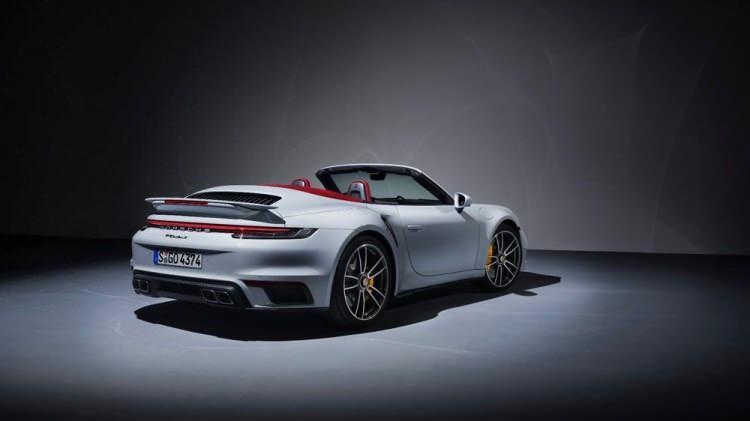<p>911 Turbo S modelinin boyutları, gelişmiş sürüş dinamikleri ile paralel olarak önemli ölçüde artırılmış: gövde, bir önceki nesle göre 45 mm daha geniş 1.840 mm’lik ön aksla, bir önceki nesle göre 20 mm artırılmış, 1.900 mm’lik arka aksın üzerinde bulunuyor. Yine bir önceki nesle göre, ön aksta 42 mm, arka aksta 10 mm daha fazla genişlik ve karma boyutlu jantlar, yeni modelin daha aerodinamik olmasına, çevikliğine ve sportifliğine katkıda bulunmuş.</p>
<p> </p>