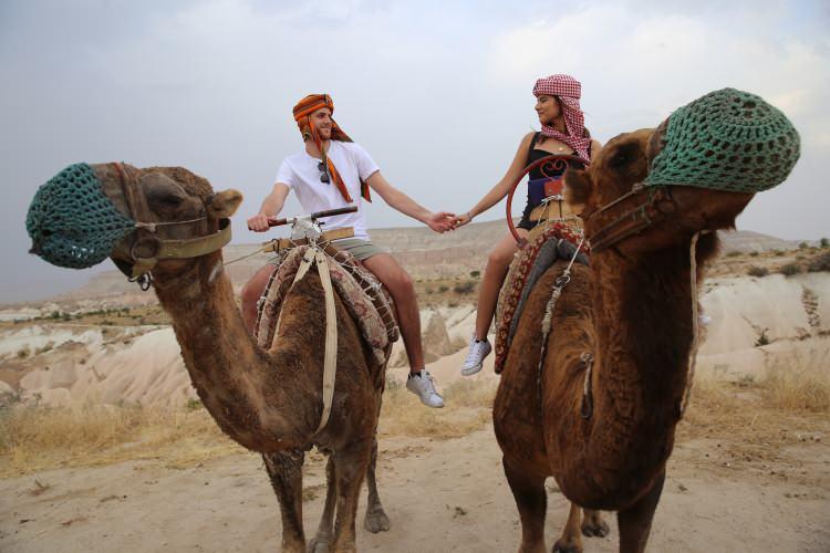 <p>Son yıllarda ilginin arttığı deve turuna katılan turistler, Kapadokya'daki peribacaları ve doğal kaya oluşumlarıyla kaplı vadilerde gezinti yapıyor.</p>
