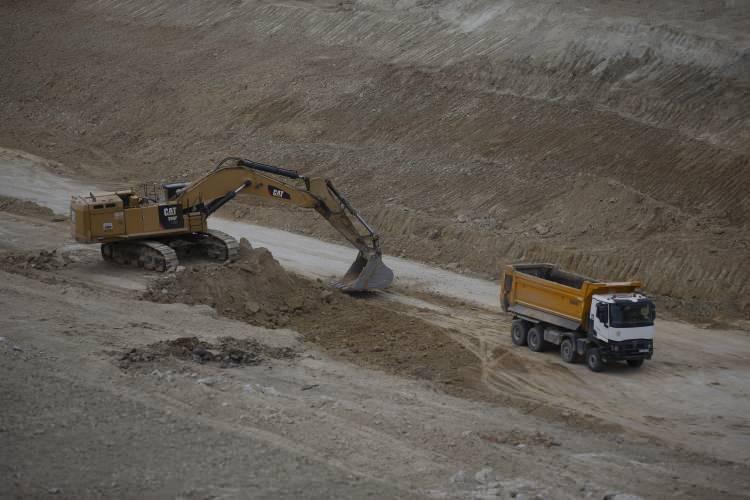 <p>Proje kapsamında kullanılacak demir yolu araçlarının elektrik enerjisi ile çalışmaları sayesinde de karbon salım değerinin oldukça düşük tutulması amaçlanıyor. Ayrıca saha personeline de düzenli çevre eğitimleri veriliyor.</p>

<p> </p>
