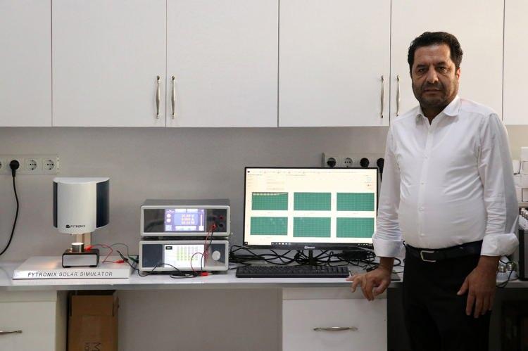 <p>Mevcut cihazınotomatik olarak ışık şiddetini ayarlayabilme, akım voltaj eğrisini alma, güneş pilinin güç voltaj eğrisini alma, güneş pilinin fotovoltaik mekanizmasını analiz etme gibi güneş pili ile ilgili bütün parametreleri hesaplayabildiğini aktaran Yakuphanoğlu, "İthal cihazlarda bu özelliklerin bir kısmı bulunurken yerli cihazımız, bir start tuşuna basarak herhangi bir güneş pilinin tüm elektriksel analizlerini aynı anda yapabiliyor." diye konuştu.</p>
