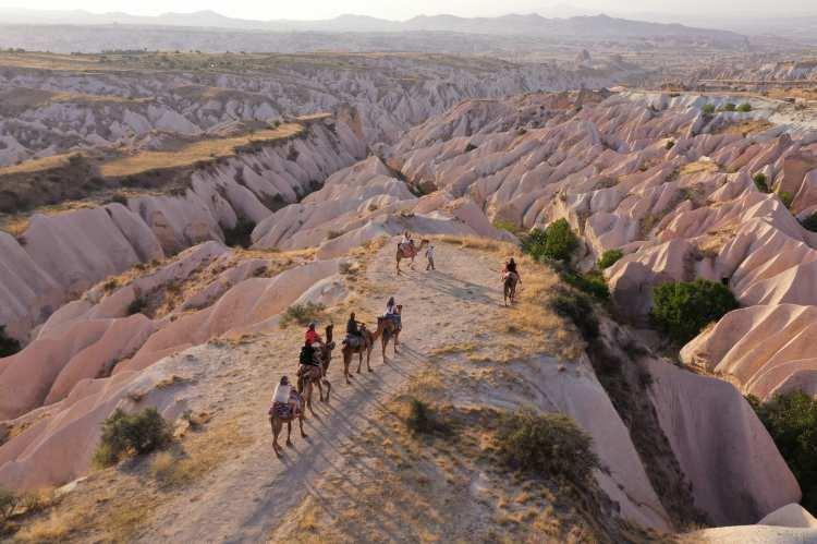 <p>UNESCO Dünya Kültür Mirası Listesindeki Kapadokya'da, doğal, tarihi ve kültürel güzellikler arasında turistler için birbirinden farklı etkinlikler düzenleniyor.</p>