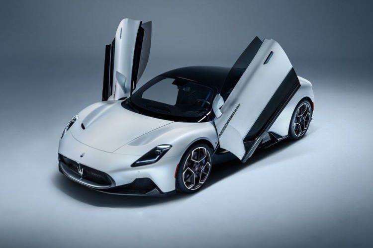 <p><span style="color:#FF8C00"><strong>MASERATİ MC20 EV VERSIYONUYLA TANITILDI</strong></span></p>
<p>İtalyan Marserati'nin beklenen modeli MC20'yi tanıttı. MC20 markanın yarış genlerini yollara taşımaya hazırlanıyor.</p>