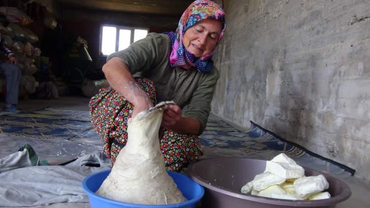 <p>Balıkesir’in Sındırgı ilçesi Yörük mahallelerinden olan Eğridere Mahallesi'nde yünlü tulum peyniri üretiliyor. Oldukça detaya sahip olan peynirin üretimi için çalışmalar bir yıl önceden başlıyor, ancak sonraki yıl Eylül, Ekim aylarında olgunlaşması tamamlanıyor.</p>
