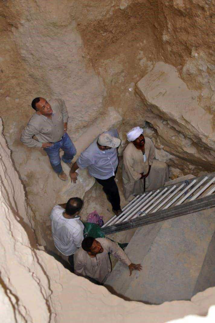 <p>30 ton ağırlığındaki, 2 metre yükselikliğinde ve 3 metre uzunluğundaki lahit yerin beş metre altında bulundu.</p>