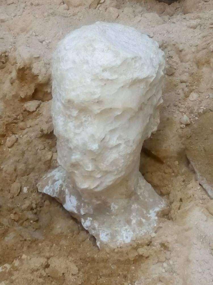 <p>Araştırmacılar, aynı zamanda tabutta bulunan kişilere ait gümüş veya altın maske, tılsım, yazıt ve heykel gibi eşyalarının bulunmamasının da, onların yükek sınıfa ait bireyler olmadığını gösterdiğini bildirdi.</p>