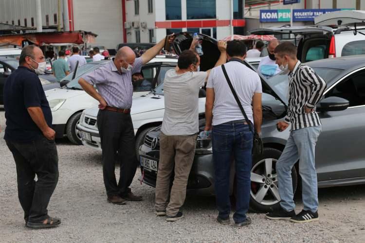 <p><strong>Kayıt dışı araç satanlar bir araç satıyor. Ertesi gün üzerine bin lira aktarıp bir araba daha alıyor. Bu şekilde piyasayı yükseltir hale getirdiler. Dolayısıyla araç fiyatları olağan üstü seviyelere geldi. Aralık-Ocak ayında Türkiye’ye yeteri kadar araç gelecek. O zaman fiyatlar durağan bir hale gelecek. O zaman gerçek fiyat düşüşleri görülecek”</strong><span style="color:rgb(0, 0, 0)"> </span>dedi<span style="color:rgb(0, 0, 0)">.</span></p>