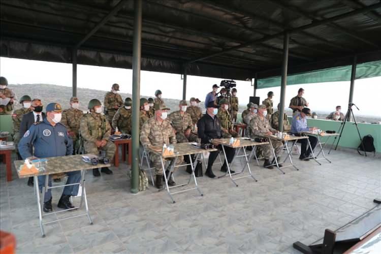 <div>Türk Silahlı Kuvvetlerinin başta FETÖ, PKK/YPG, DEAŞ terör örgütleri olmak üzere tüm tehdit ve tehlikelere karşı yoğun bir mücadele verdiğini belirten Akar, "Türk Silahlı Kuvvetlerinin bu asil milletin egemenliği, bağımsızlığı için güçlü, kuvvetli, bilgili ve disiplinli olması lazım. Ülkemizin, milletimizin egemenliği, bağımsızlığı, 83 milyonun güvenliği, 780 bin kilometrekarelik vatan toprağının, mavi vatanın ve semalarımızın kontrolü için, hatta gelişen çağda bir de siber vatan var, bunlara hakim olabilmek için 'biz' diyerek çalışıp görevimiz neyse elimizden geldiğince 'ölürsem şehit kalırsam gazi' anlayışı içinde bunu yerine getireceğiz" ifadelerini kullandı.</div>
<div> </div>