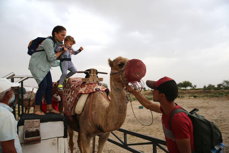 <p>Türkiye'nin önemli turizm merkezlerinden Kapadokya'da, turistler deve turuna katılarak, bölgenin masalsı manzarasını keşfe çıkıyor.</p>