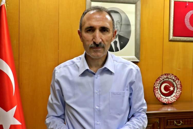<p>"Güneş enerjisinin temeli olan güneş pili ve güneş panelleri ile bunların test cihazlarının üretilmesi şart. Yakın bir zamanda Cumhurbaşkanı Recep Tayyip Erdoğan'ın başkent Ankara'da açılışını yaptığı yerli güneş pili ve güneş paneli üretecek entegre fabrika bu anlamda bizleri hem heyecanlandırmış hem de gururlandırmıştır. Yakuphanoğlu'nun güneş pili ve güneş panellerinin test edilmesinde kullanılan ilk yerli solar simülatör cihazını üretip, bunu hem ülkedeki hem de yurt dışındaki bilim insanlarının kullanımına sunmuş olması bizi gururlandırıyor. Üniversitelerimizde ülke ekonomisine fayda sağlayacak bu tür çalışmaların artarak devam etmesini diliyorum."</p>
