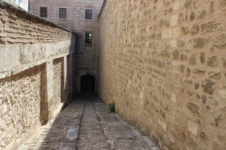 <p><strong>“Muhteşem Yüzyıl’dan etkilenip Türkiye’ye geldik”</strong><br />
<br />
Yurt dışından Topkapı Sarayı’nı ziyarete gelen bir turist, “Osmanlı Devleti hakkında rehberimizden bilgiler aldık. Topkapı Sarayı’nın her köşesini görmek istiyoruz. </p>