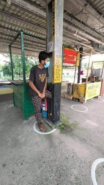 <p>Hindistan'ın Batı Bengal eyaletindeki sosyal mesafe çemberleri ise sosyal medyaya düşer düşmez ilgi toplamayı başardı. Nedeni ise dairelerin oldukça 'garip' yerlere çizilmesiydi.</p>
