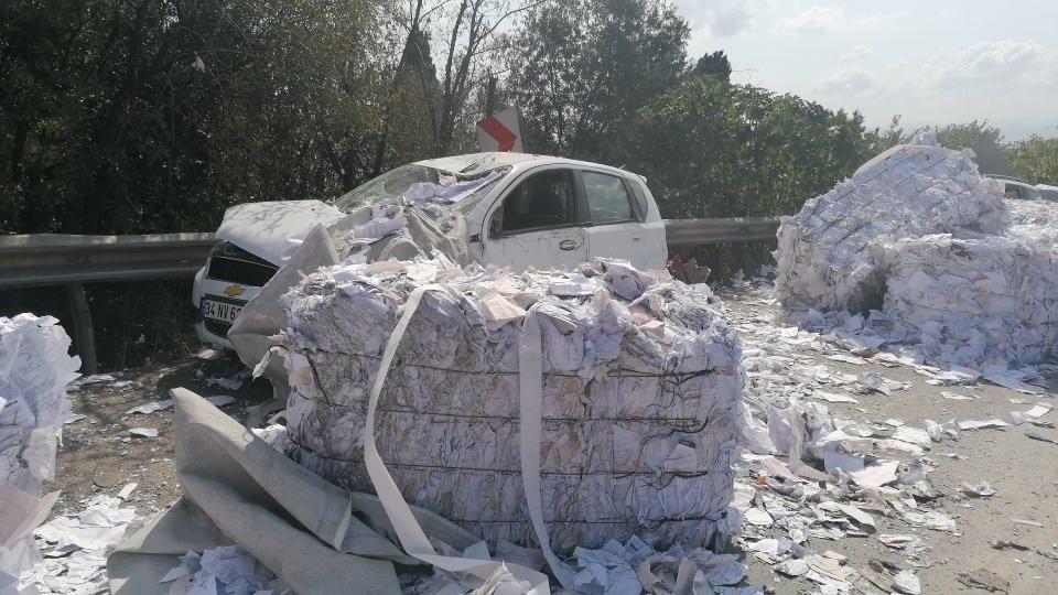 <p>Kocaeli’nin Gebze ilçesinde, yokuş aşağı inen kamyonun iddiaya göre freninin boşalması üzerine sürücü, park halindeki araçlara çarptı. Kamyon devrilirken, 9 araç hasar gördü.</p>