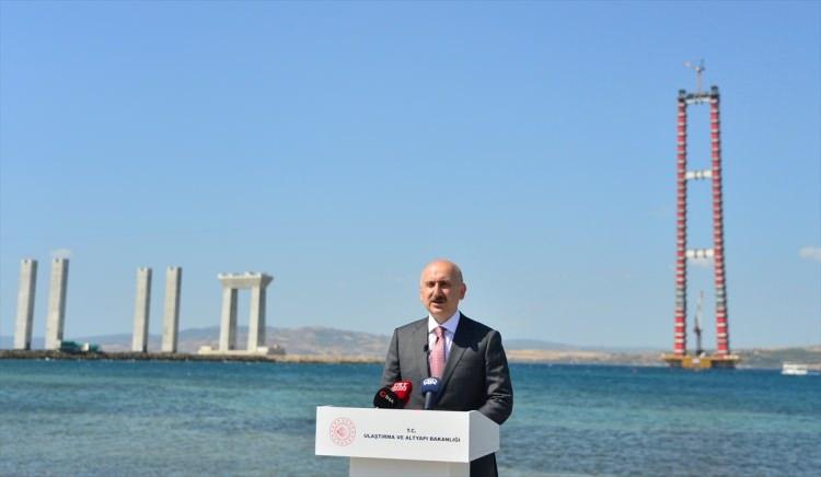 <p>Asansöre binerek 318 saniyede 318 metre yüksekliğindeki kulenin en üst noktasına çıkan Bakan Adil Karaismailoğlu, yaptığı açıklamada, "Şu anda Çanakkale'deyiz. 1915 Çanakkale Köprüsü'nün kule ayaklarının en üst noktasındayız. 1915 Çanakkale Köprüsü'nün 318 metre yüksekliğindeki kuleleri bir sembol. Çelik ayaklar, 3'üncü ayın 18'ini simgeleyecek şekilde 318 metre olarak tasarlandı projemiz. Dünydada bu tür köprülerde çelik ayak olarak en yüksek köprü. Yine iki çelik ayak arası uzunluğu da 2023 metre olarak dünyanın en büyük köprülerinden bir tanesi. Dünyanın gıptayla baktığı projeleri yapıyoruz. Şuanda bu proje dünyanın en önemli projelerinden bir tanesi</p>