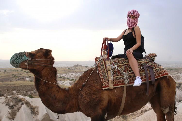 <p>Amerikalı turist Luna Ghraoui ise arkadaş grubuyla geldiği bölgede çeşitli aktivitelere katıldığını, deve turunu çok beğendiğini kaydederek, "Kapadokya coğrafi özellikleri ve manzarasıyla çok güzel. Dün katıldığım balon turu çok eğlenceliydi. Develerle bu doğal alanda dolaşmak da çok keyifli. Ülkeme döndüğümde arkadaşlarıma mutlaka bu deneyimi yaşamalarını tavsiye edeceğim." ifadelerini kullandı.</p>
