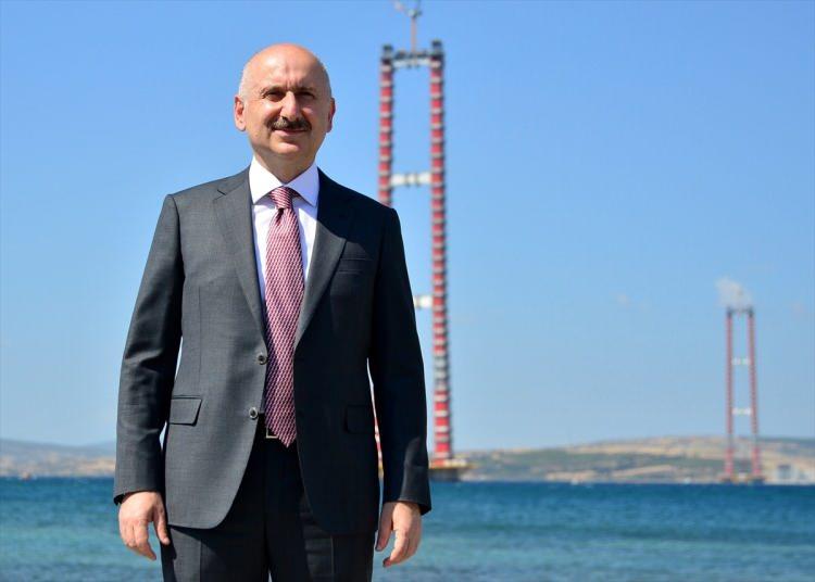 <p>İnşallah bittiğinde vatandaşımıza büyük hizmetler sağlayacağız. Ülkemizin, dünyanın en önemli projelerinden bir tanesi. Köprünün orta açıklığı 2023 metre, köprünün tamamı 4 bin 600 metre uzunluğunda. Yine Malkara-Çanakkale arasındaki otoyol projesi de bu projenin içerisine dahil. Malkara-Çanakkale arası 101 kilometre. Daha önce 1,5 saat süren yolculuklar bu projeler tamamlandığında 6 dakikaya düşecek. Hem otoyol üzerindeki incelemelerimizi yaptık, hem de köprü üzerindeki çalışmaları yerinde inceliyoruz. </p>