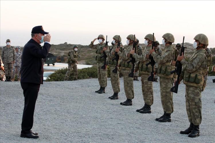 <div>Tören mangasının selamlanması sonrası Akar ve komuta kademesinin alandaki yerlerini almalarıyla Kıbrıs Türk Barış Kuvvetleri Komutanlığı ile Kuzey Kıbrıs Türk Cumhuriyeti Güvenlik Kuvvetleri Komutanlığı arasında karşılıklı eğitim, iş birliği ve birlikte çalışabilirliği geliştirmek üzere birleşik, müşterek ve fiili olarak icra edilen Şehit Yüzbaşı Cengiz Topel Akdeniz Fırtınası-2020 Tatbikatı’nın “Seçkin Gözlemci Günü” faaliyetleri başladı.</div>
