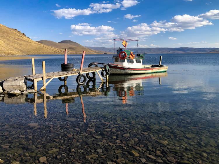 <p>Türkiye'nin en yüksek rakımlı göllerinden Balık Gölü, el değmemiş doğasıyla ziyaretçilerini bekliyor. </p>
