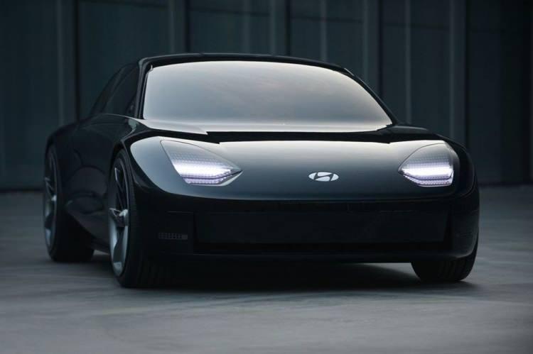 <p><span style="color:#FF8C00"><strong>HYUNDAİ'DEN YENİ KONSEPT</strong></span></p>

<p>Hyundai yeni konsept aracı Prophecy'nin tanıtımını internet üzerinden gerçekleştirdi. </p>

<p>Elektrikli olan modelde direksiyon yerine joystick kullanılıyor. Kavisli ve fütüristik hatlara sahip olan otomobilin siyah renkli versiyonundan fotoğraflar paylaşıldı.</p>
