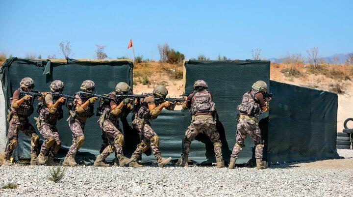 <p>Sokak ve ikametlerin kurgulandığı parkura giren özel harekat polisleri, sis bombaları atıp, hedefin görüş alanını daralttı. Ardından da sokak geçişi yaparak, hedefi 12'den vurdu.</p>