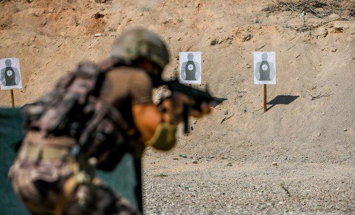 <p>Keskin nişancı timinin de yer aldığı eğitimde, 1500 metre menzilli tüfek ile 500 metre uzaklıktaki hedefler vuruldu.</p>