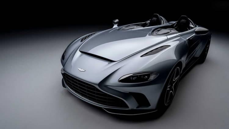 <p><span style="color:#FF8C00"><strong>ÖN CAMSIZ VE TAVANSIZ MODEL</strong></span></p>
<p>Aston Martin ilginç modeli V12 Speedster tanıtıldı. Aracın tasarımında aynı zamanda 1953 DB3S ve 1959 DBR1 gibi eski Aston Martin modellerinden de esintiler bulunuyor. </p>