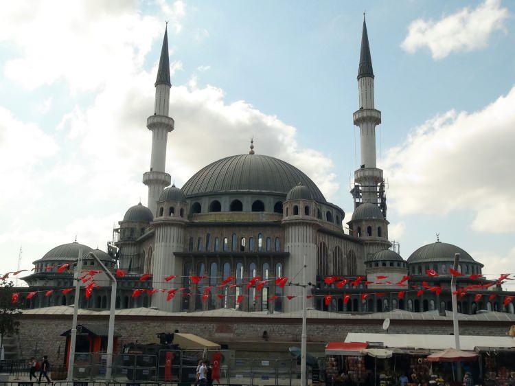 <p>Taksim Meydanı'nda yapımına 17 Şubat 2017 yılında başlanan Taksim cami inşaatında sona yaklaşıldı. Mimarlığını Cumhurbaşkanlığı Külliyesi'nin mimarı Şefik Birkiye ile Selim Dalaman'ın yaptığı Taksim Cami inşaatında çalışmalar tüm hızıyla sürüyor. </p>